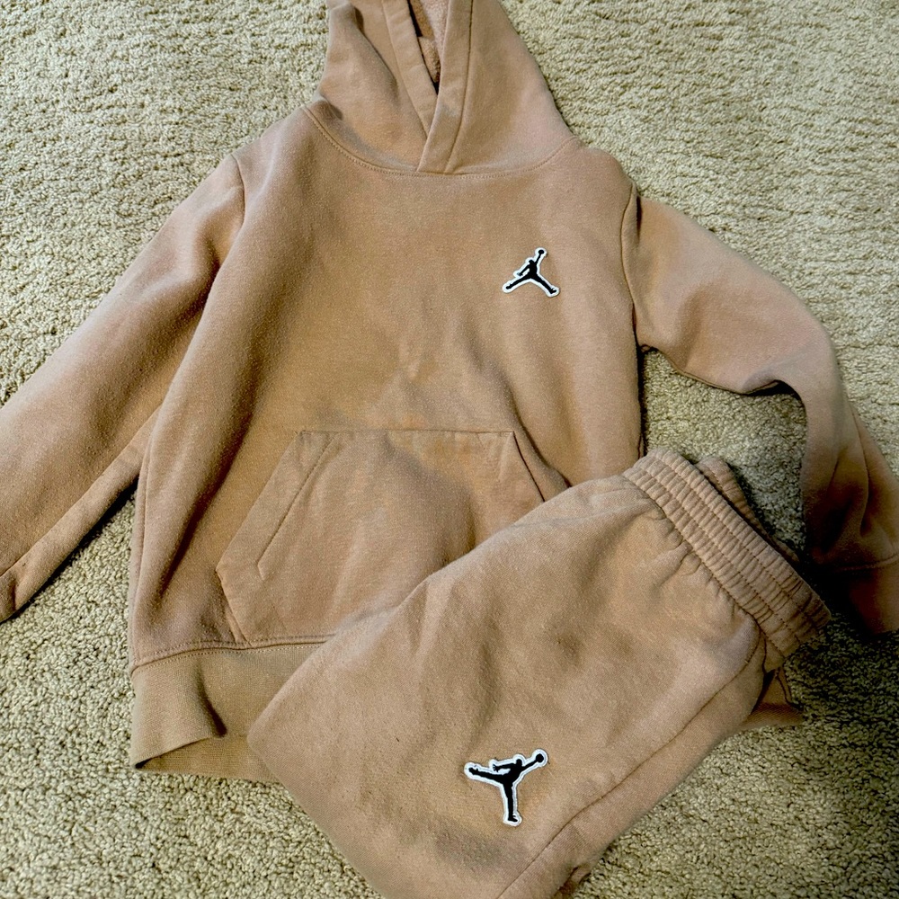 Kids Jordan sweat suit